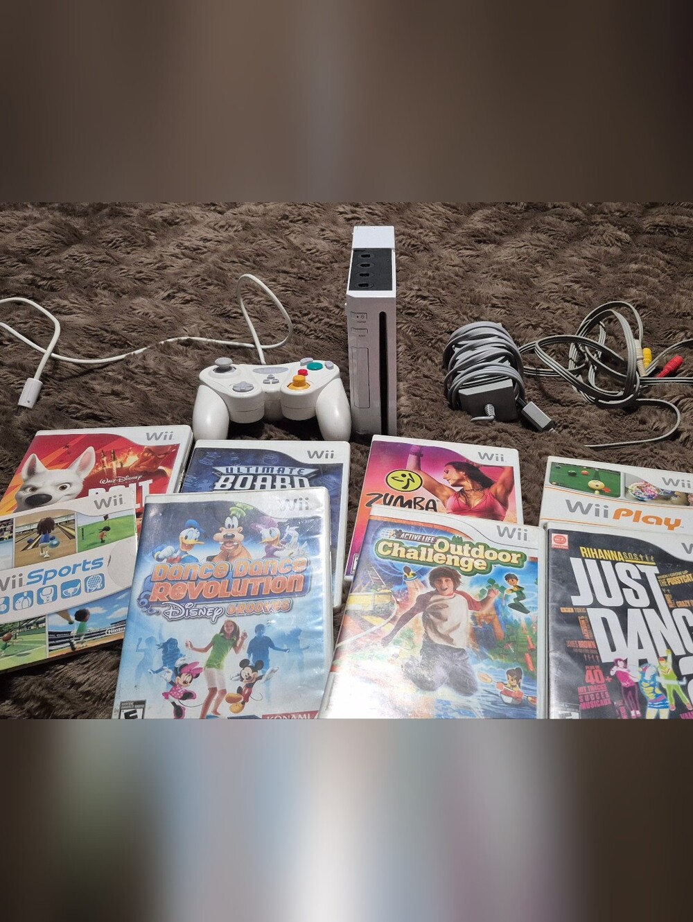 Nintendo White Wii Console Bundle with White Controller and 8 Games-Read